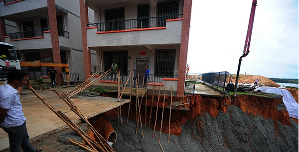 混凝土、民房?jī)A斜